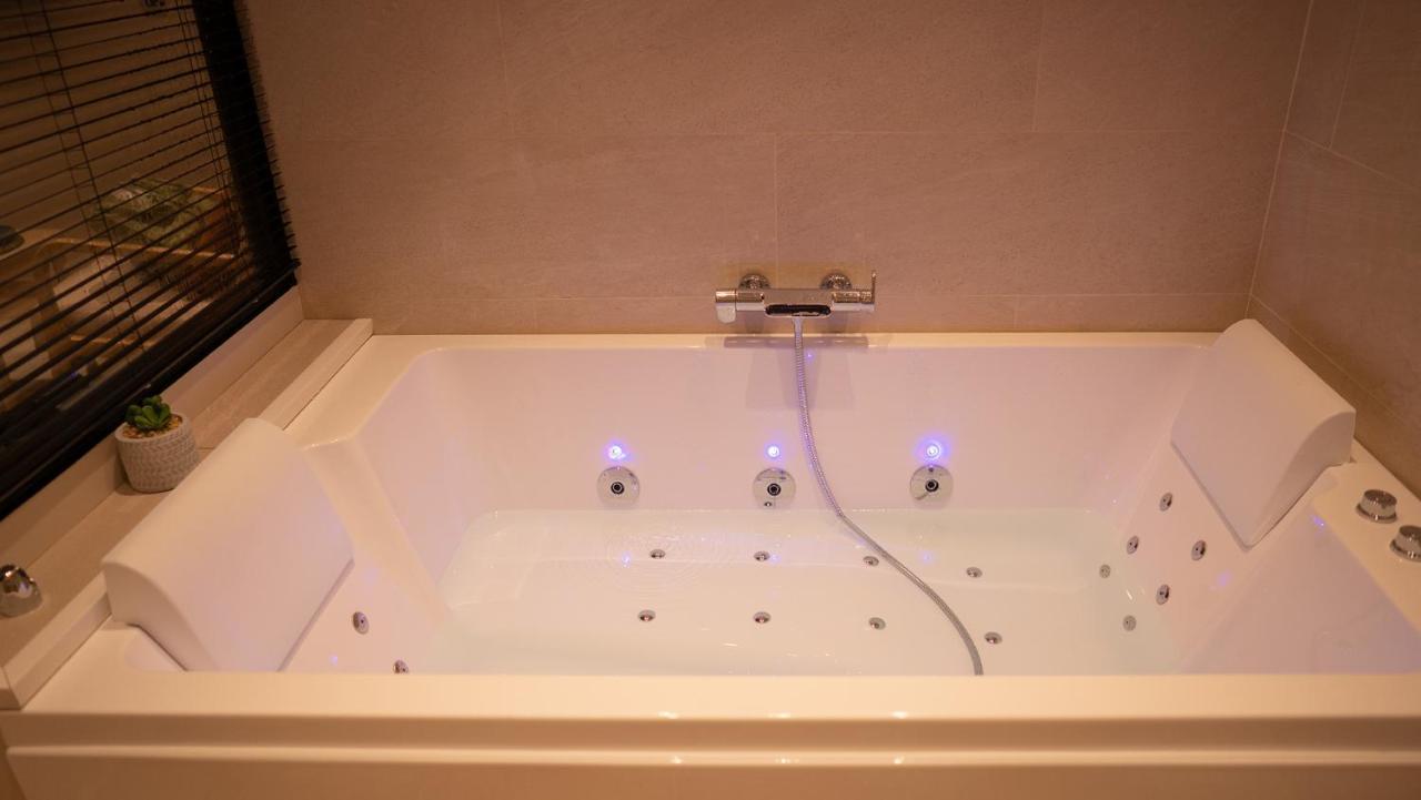 De Luxe Jacuzzi Balneo,king Size Bed Apartment *